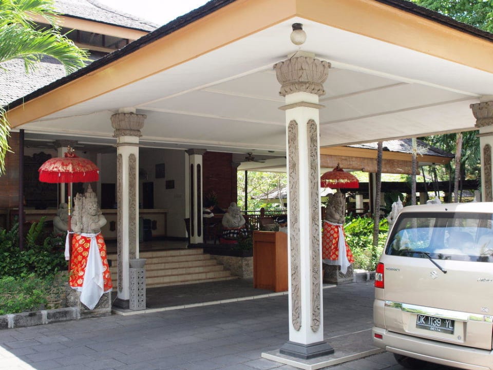 Eingang zur Lobby Bali Mandira Beach Resort & Spa