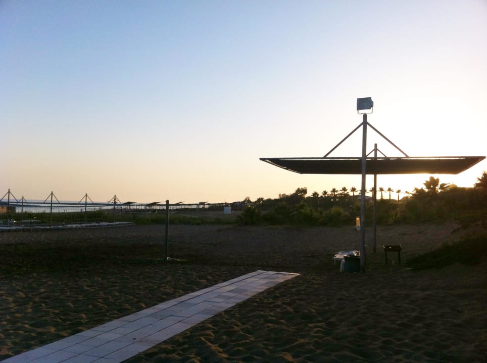 EinsamesVolleyballfeld am abend Club Grand Side