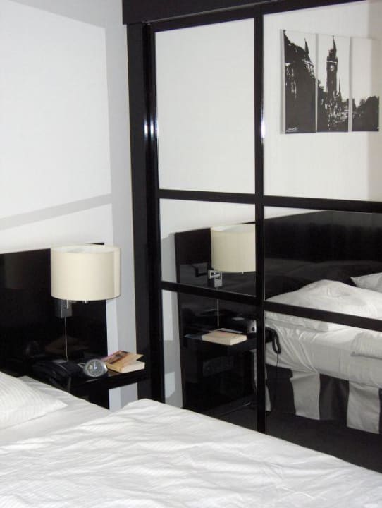 Bett und grosser Kleiderschrank Relexa Hotel Bellevue Hamburg