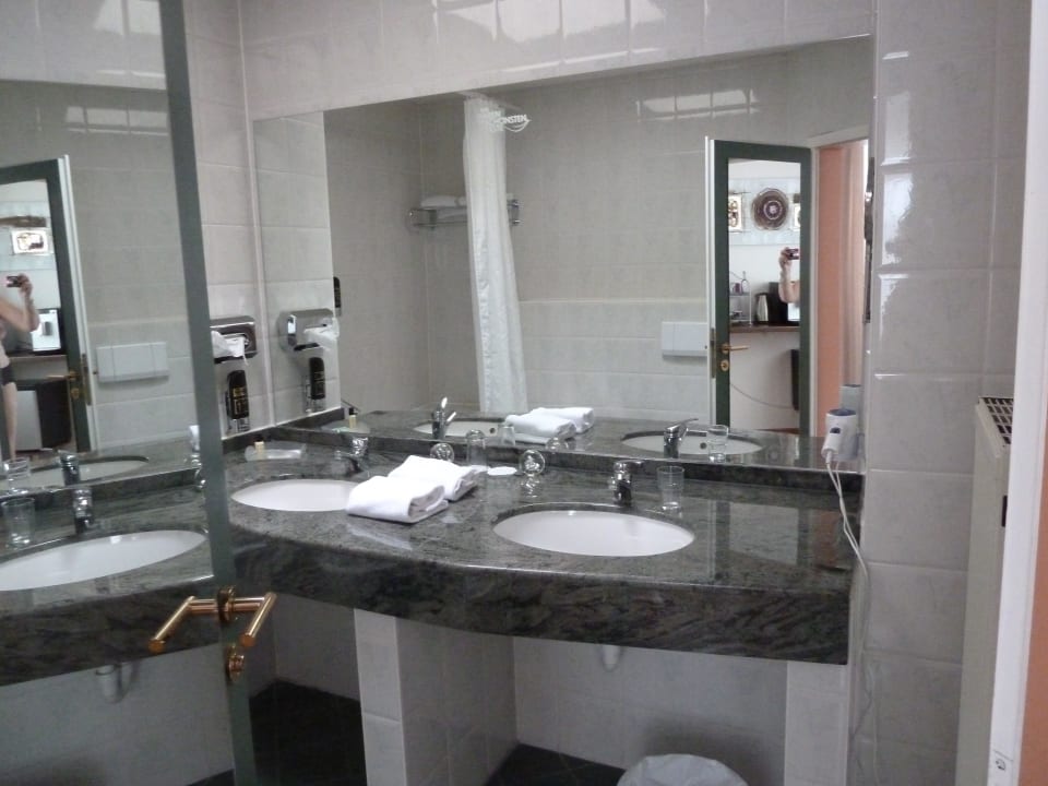 Leider keine Handtuchhalter an den Waschbecken Quality Hotel Augsburg
