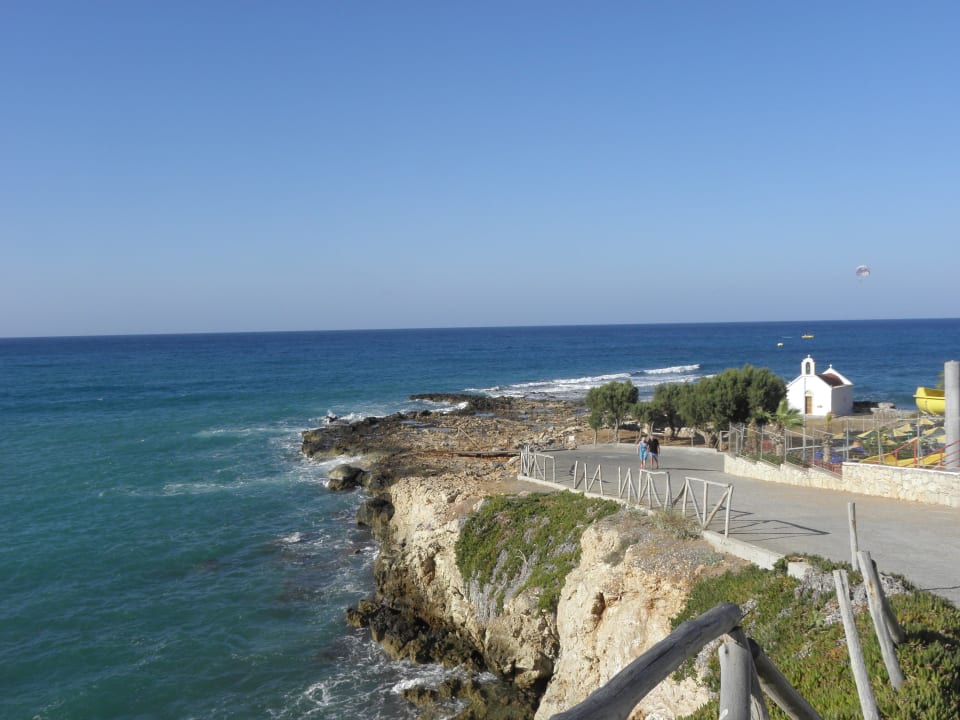 Skwer przy hotelu Eri Beach & Village