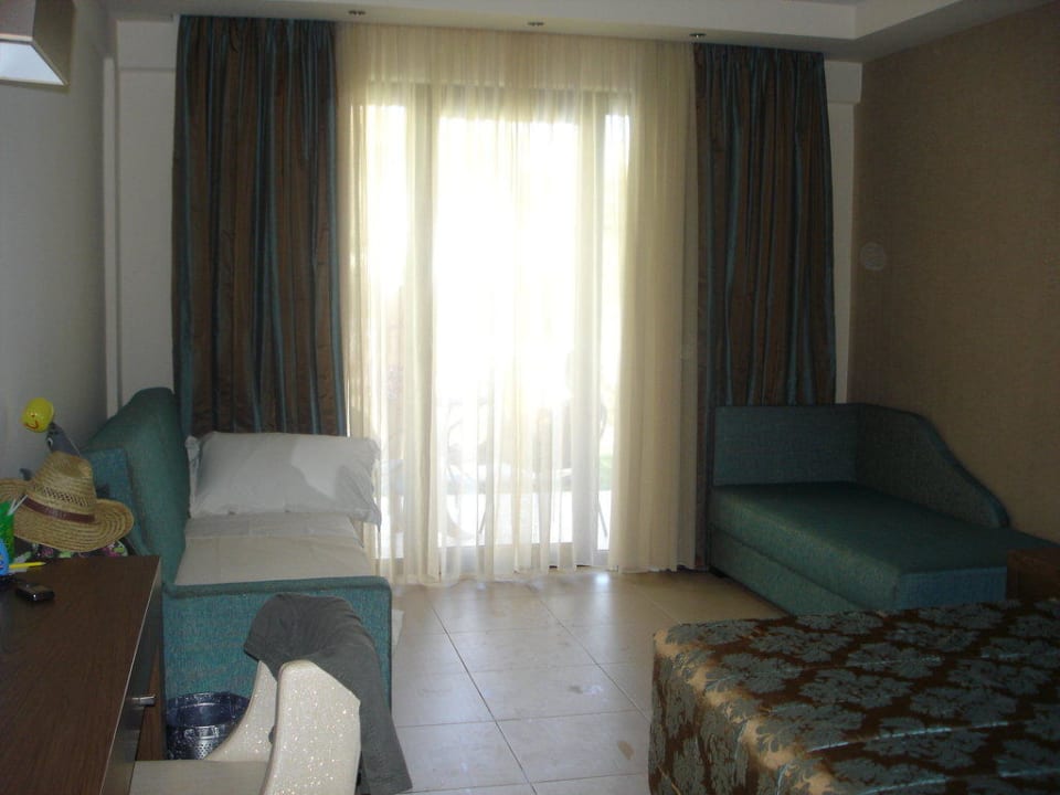 Zimmer mit Aussicht zum Pool Mediterranean Village Hotel & Spa