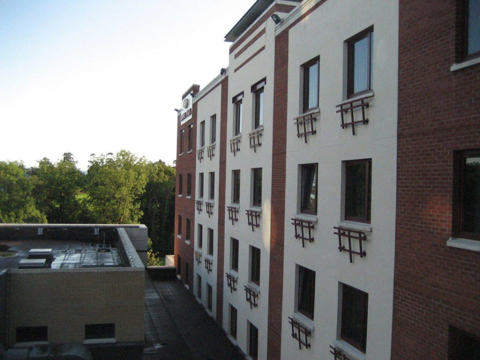 Blick zum Park mit See Holiday Inn Express Dublin Airport