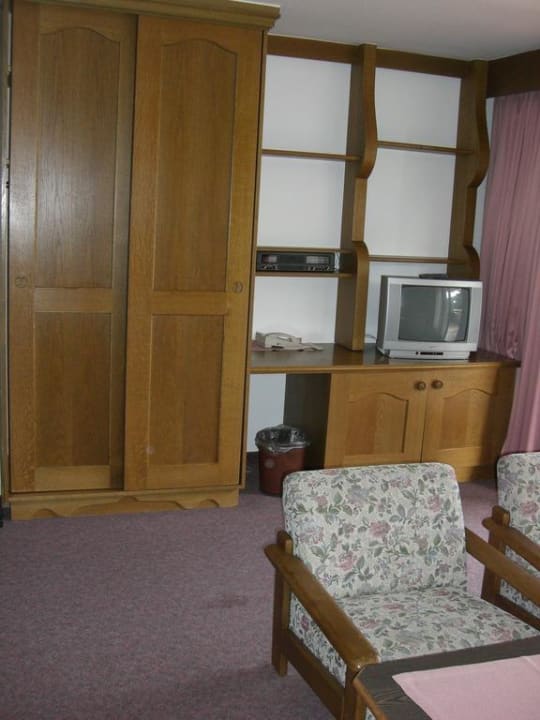 Kleiderschrank und TV Apartment Hartmann