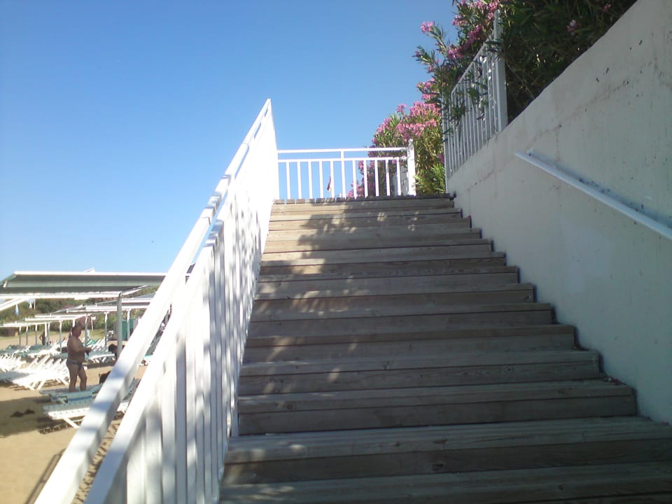 Erste Treppe zur Strandbar Can Garden Resort