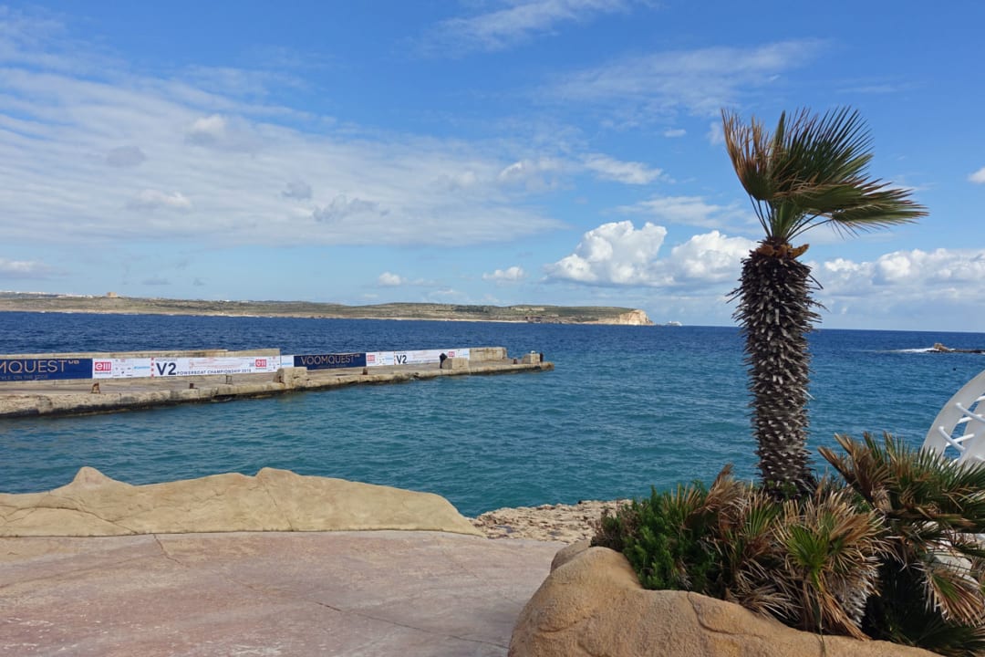 Blick auf den Hotelanleger und die Insel Comino Riviera Spa Resort - Adults Only