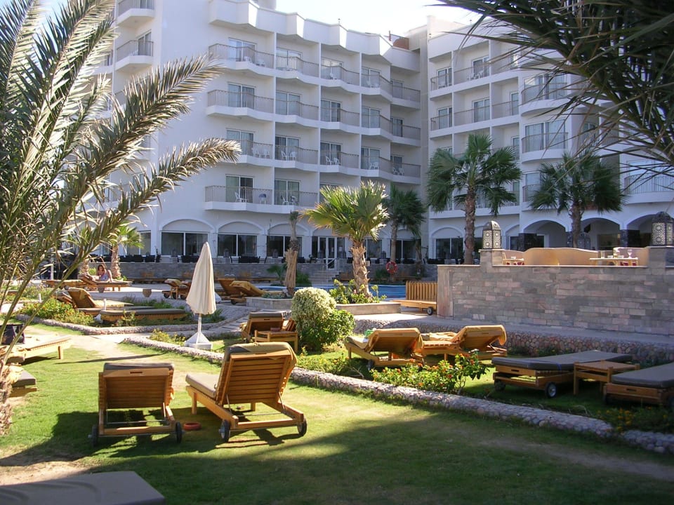 Zicht vanaf de tuin Royal Star Beach Resort