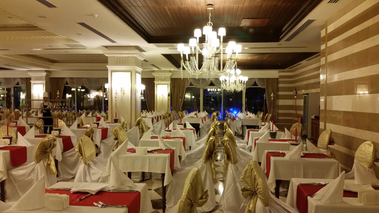 Wunderschön dekorierter Speisesaal am Valentinstag Diamond Excellence Resort & Spa
