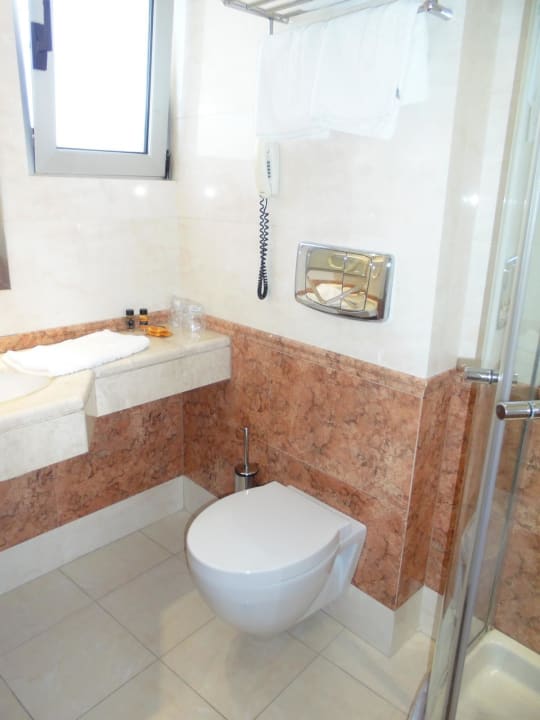 Duschbad - sehr gut verarbeitet  Atrion Hotel