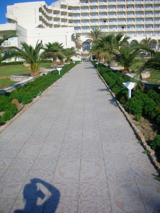 Der Weg vom Strand zum Hotel Rodos Palladium Leisure & Wellness
