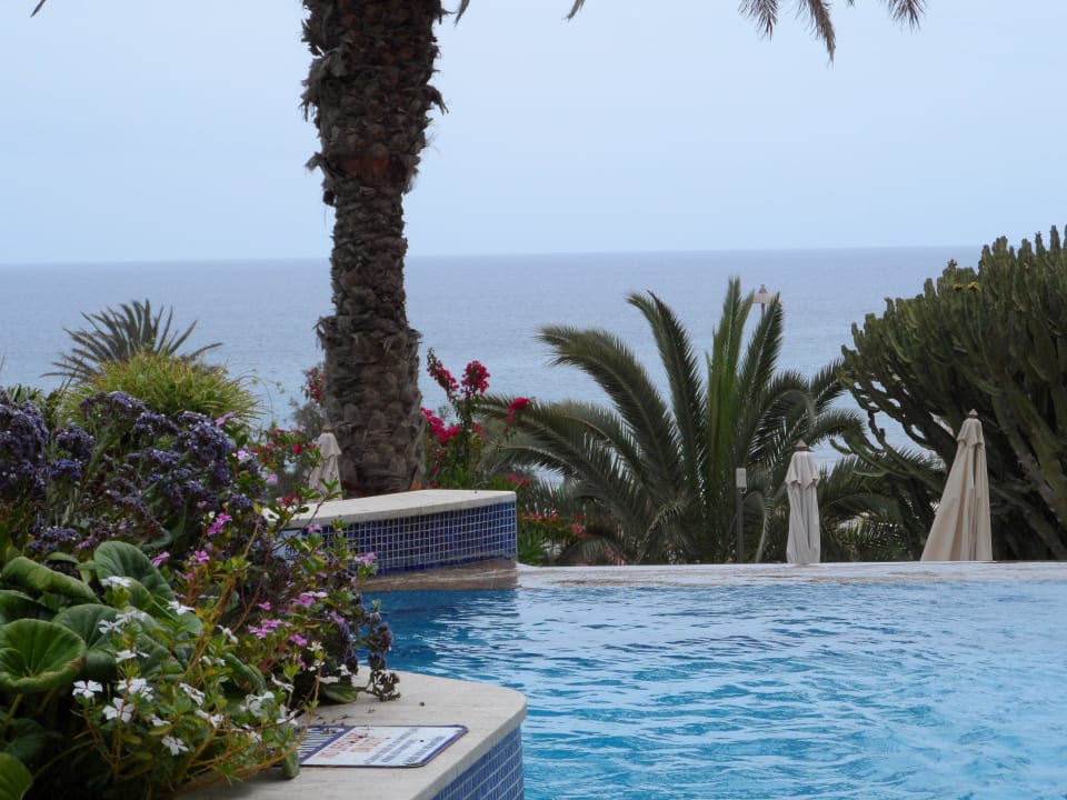 Blick über den Pool aufs Meer Corallium Dunamar by Lopesan Hotels