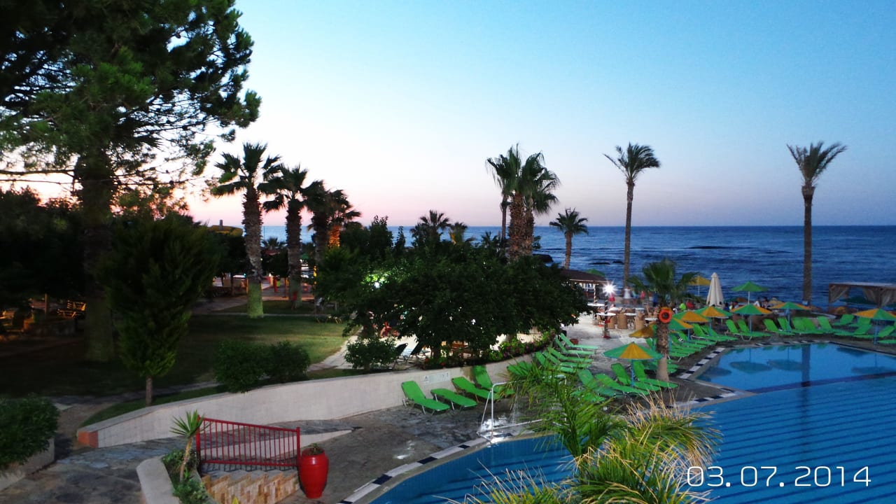 Basen Eri Beach & Village