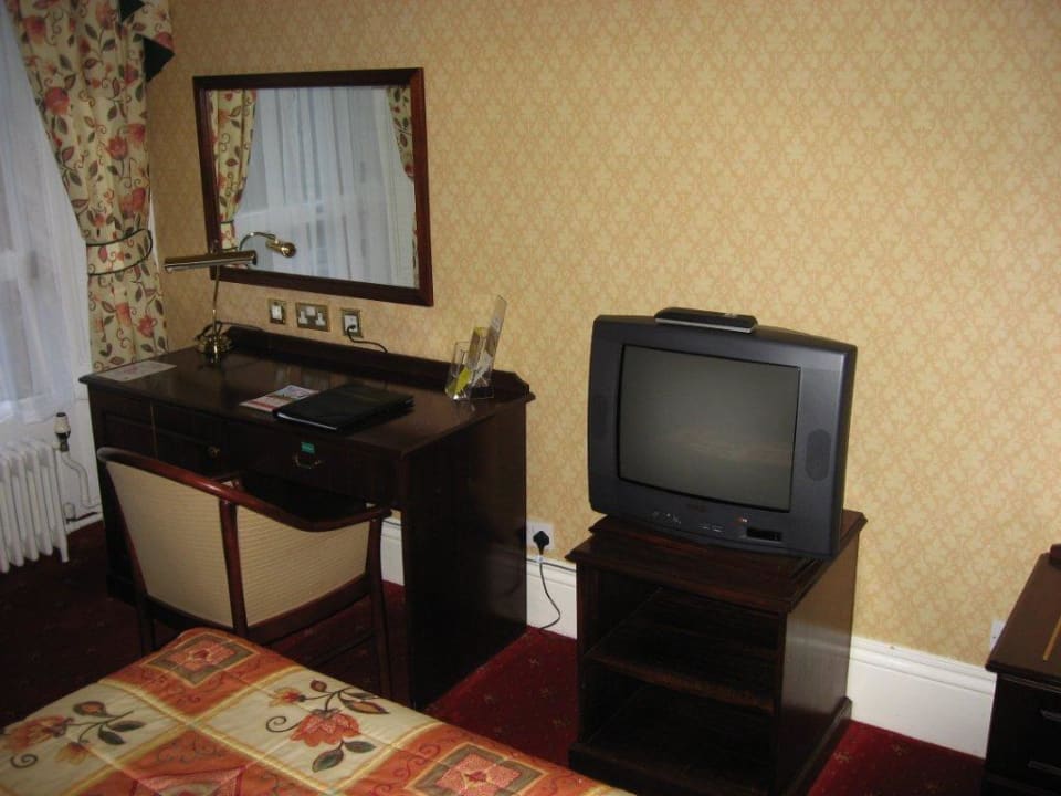 Schreibtisch & TV Oatlands Park Hotel