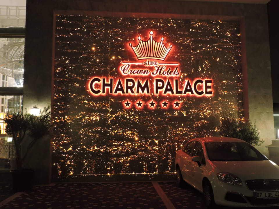 Bei Nacht  Well Palace Side