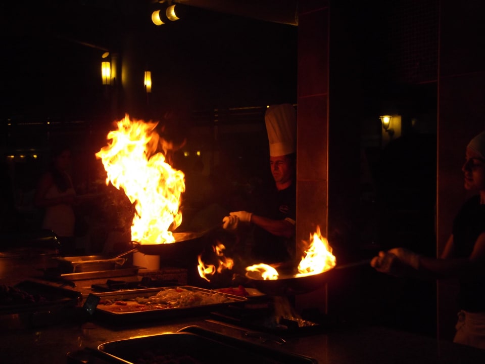 Zeynettin der lustige Koch flambiert eine Pfanne Alaiye Resort & Spa