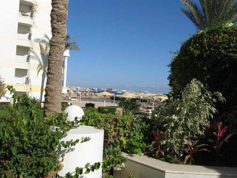 Blick vom Poobereich aus zur Badebucht SUNRISE Holidays Resort (Adults Only)
