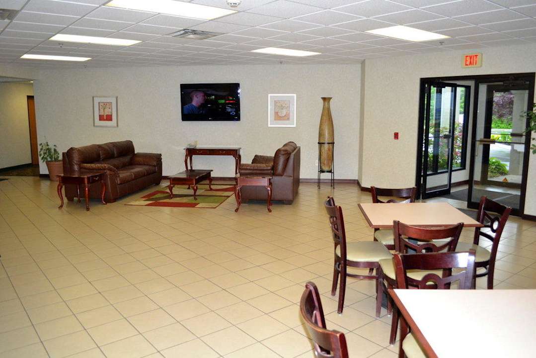 Lobby Super 8 by Wyndham Grove City