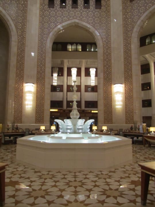 Beeindruckende Lobby Al Bustan Palace - A Ritz-Carlton Hotel