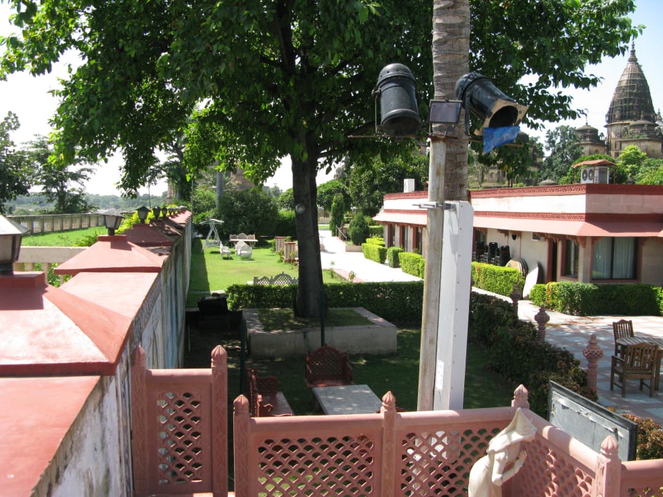 У реки Hotel The Orchha Resort