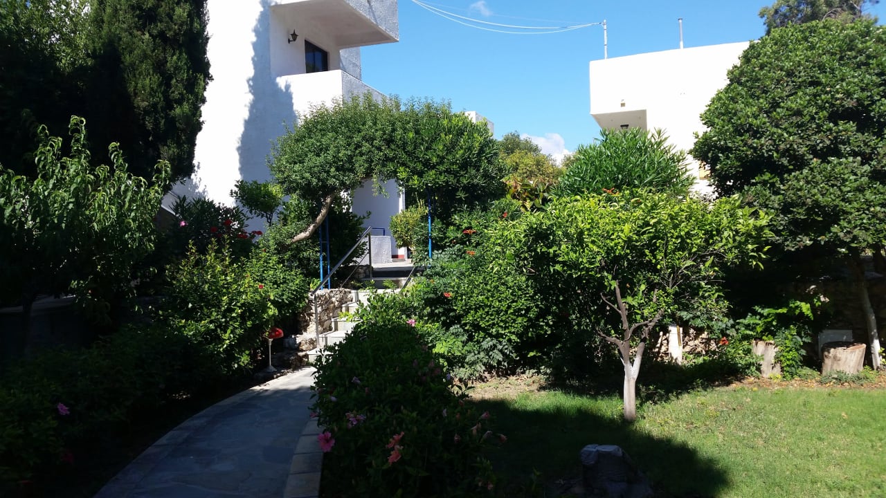 Gepflegter Garten Ladiko Suites