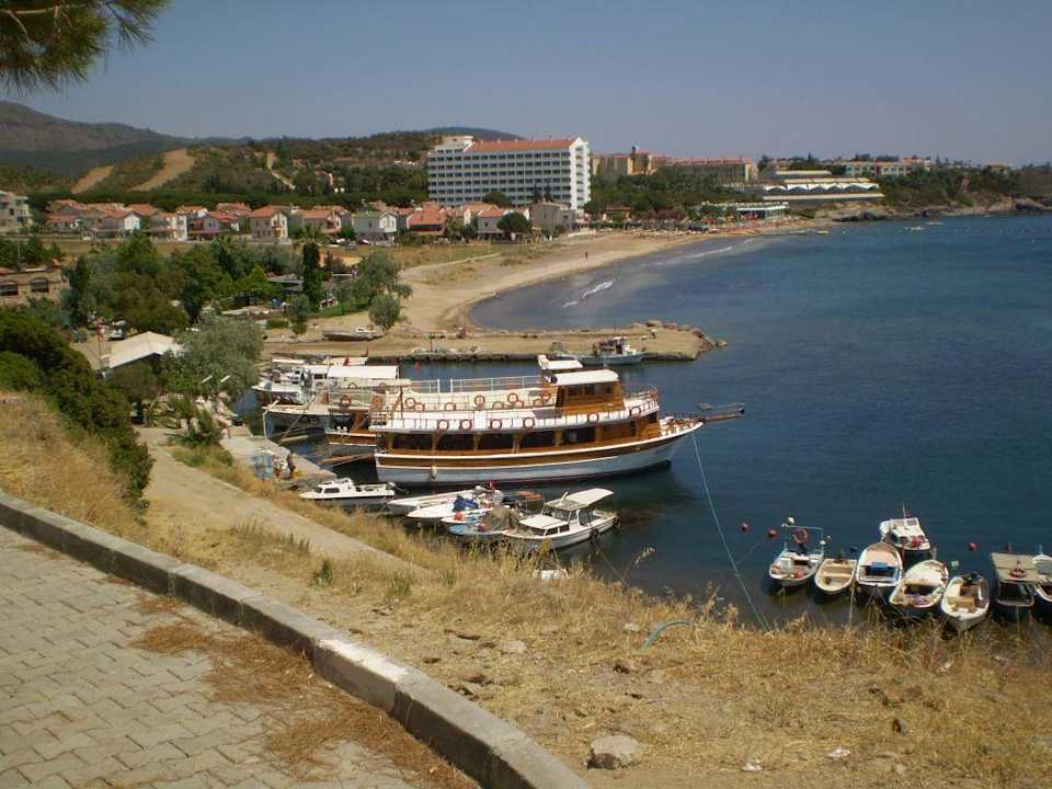 Вид с дороги на отель Hotel Grand Efe