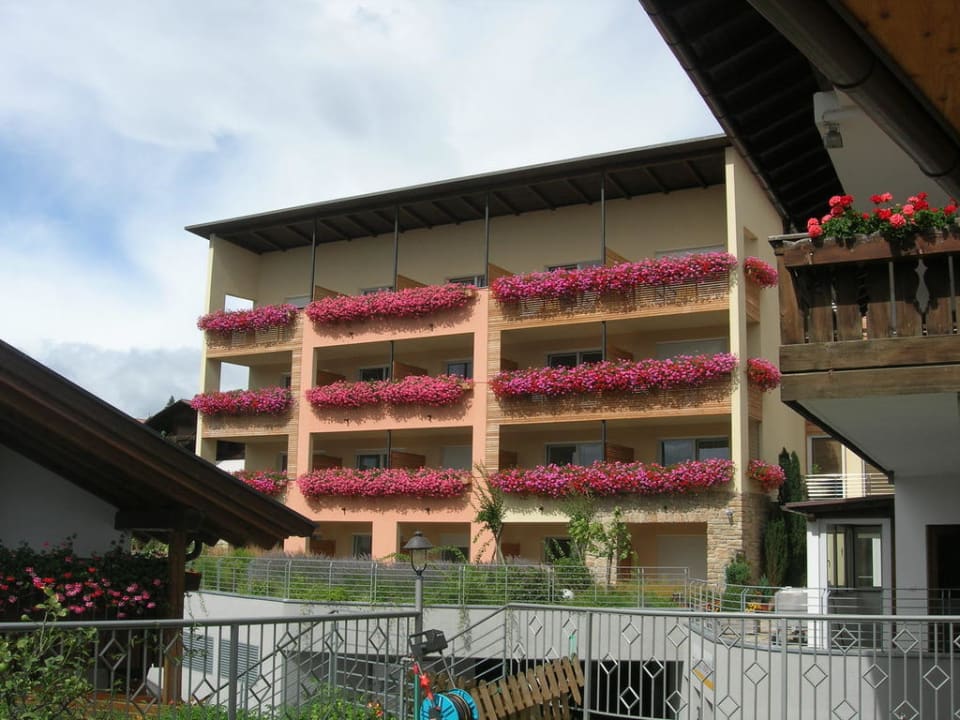 Blick auf den Anbau und Balkone Hotel Hilburger
