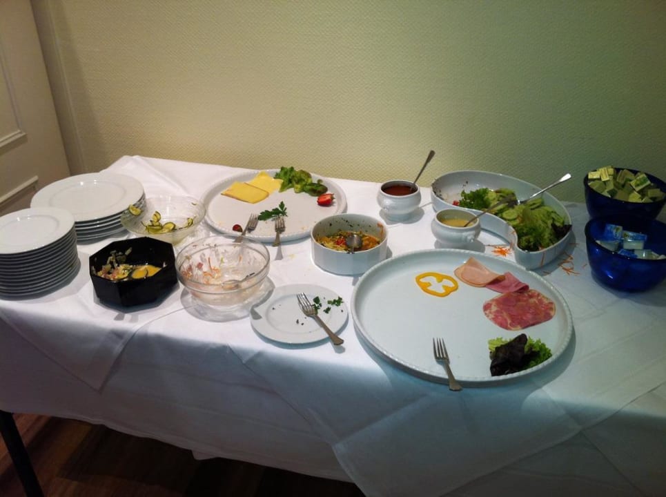 Nachdem 14 Seminarteilnehmer 1 mal am Buffet waren  Fürstenhof