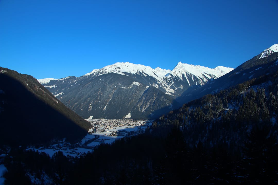 Blick vom Zimmerbalkon ins Tal Die Aussicht