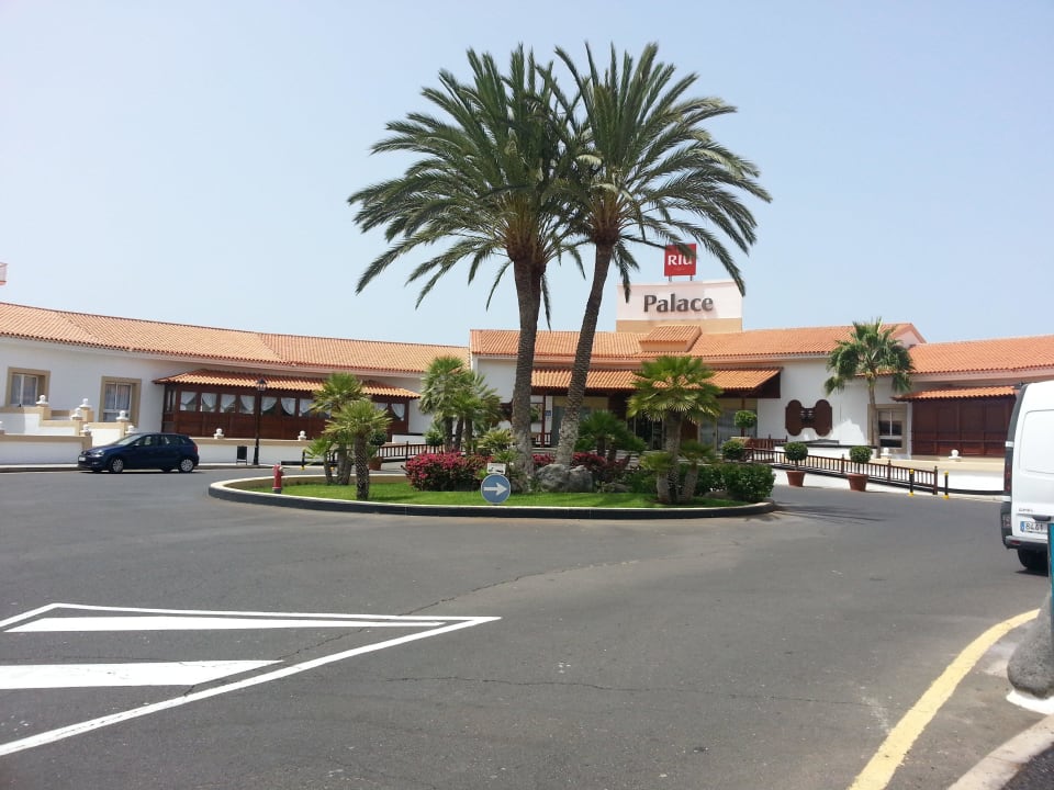 Die Hotelvorfahrt mit Palmeninsel Hotel Riu Palace Tenerife