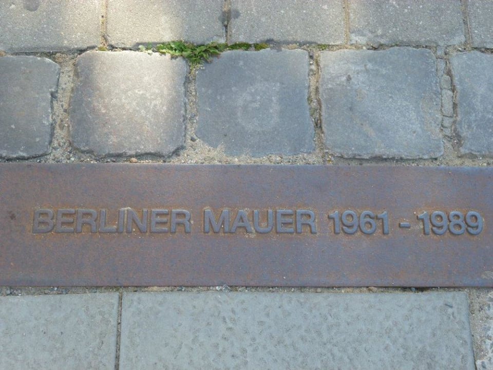 Direkt vorm Hotel im Bürgersteig H+ Hotel 4Youth