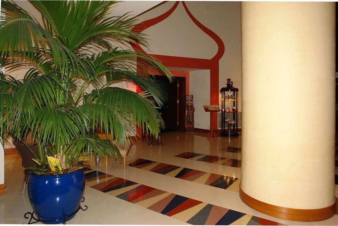 Zugang zum ind. Restaurant Hotel Le Meridien Al Aqah Beach Resort