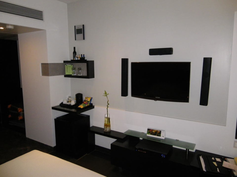 Großer Mulitmedia Bereich im Zimmer Sayaji Hotel