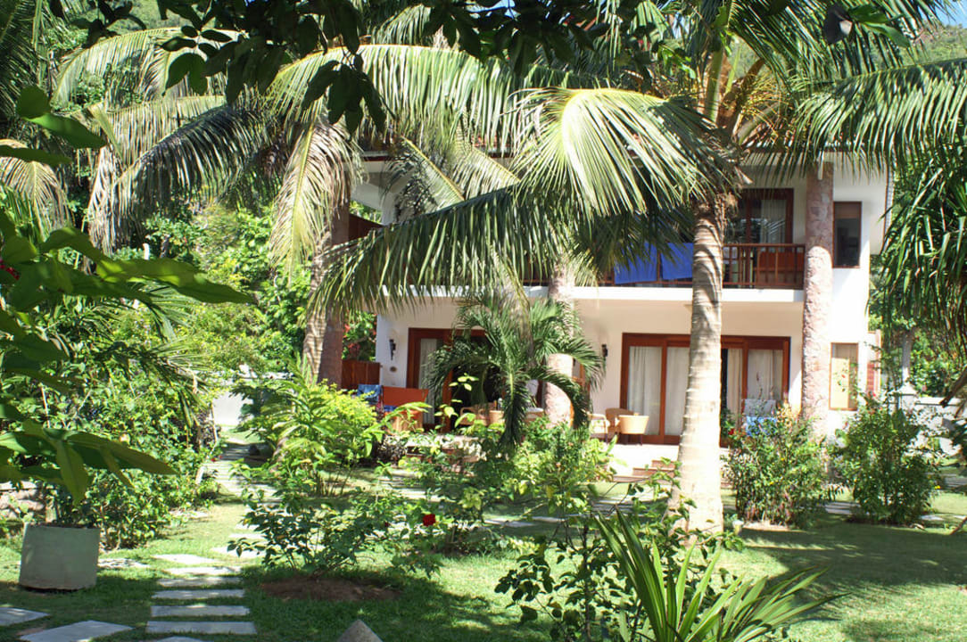 Garten mit Häusern Hotel Le Duc de Praslin