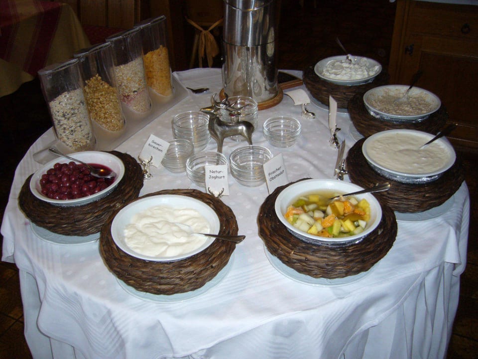 Leckere Joghurts, Quark und Früchte zum Frühstück Hotel Landgasthof Bergblick