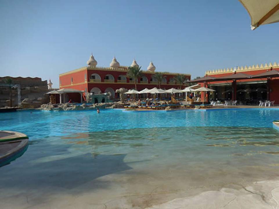 Einer von zehn Pools Pickalbatros Alf Leila Wa Leila Resort - Neverland Hurghada