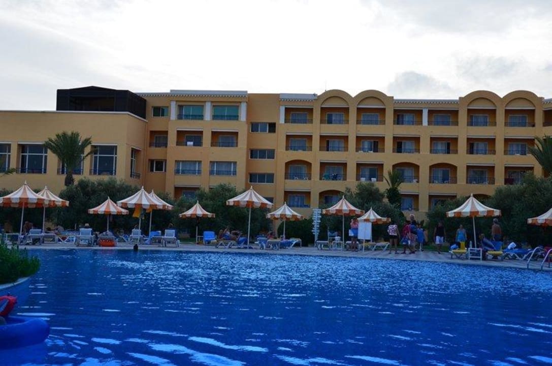 Budynek hotelowy i basen Nour Palace Resort & Thalasso