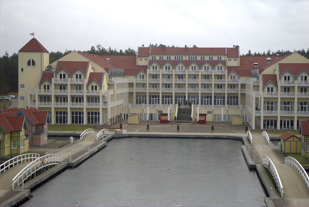 Die Rückseite des Hotels Precise Resort Hafendorf Rheinsberg