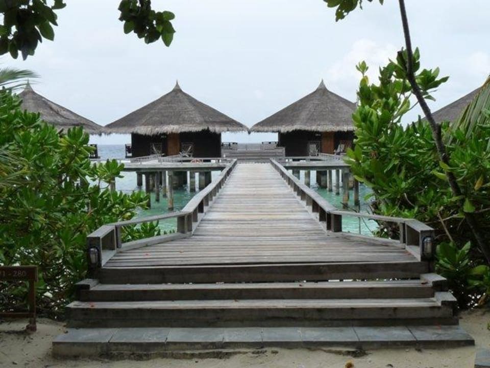 Weg zu den Wasserbungalows Kuramathi Maldives