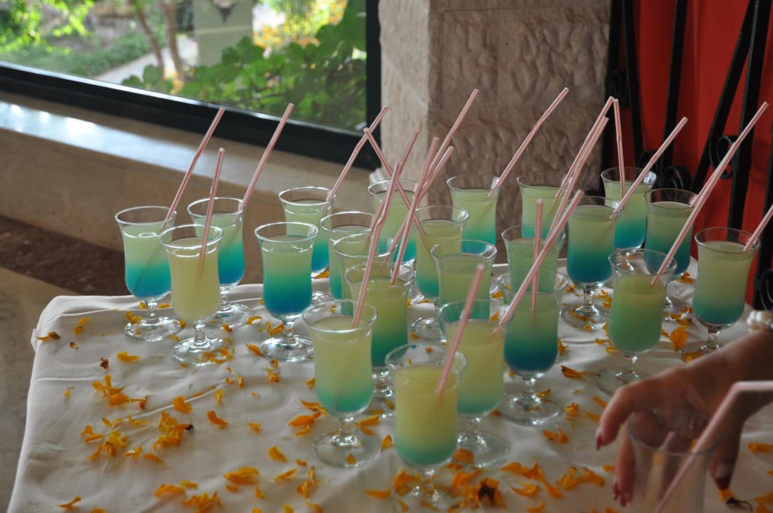 Kolorowe drinki z soków Aska Hotel Just in Beach