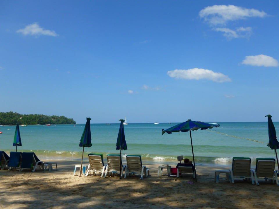 Strand rechts vom Hotel Best Western Premier Bangtao Beach Resort & Spa