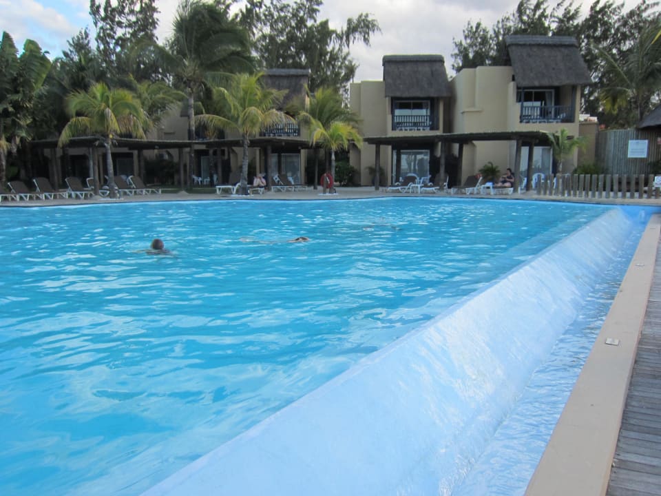 Pool, das Wasser war lausig kalt! Veranda Pointe aux Biches Hotel