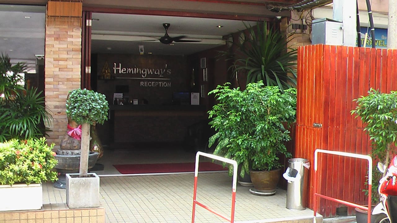 Zum Eingang Hemingway's Hotel