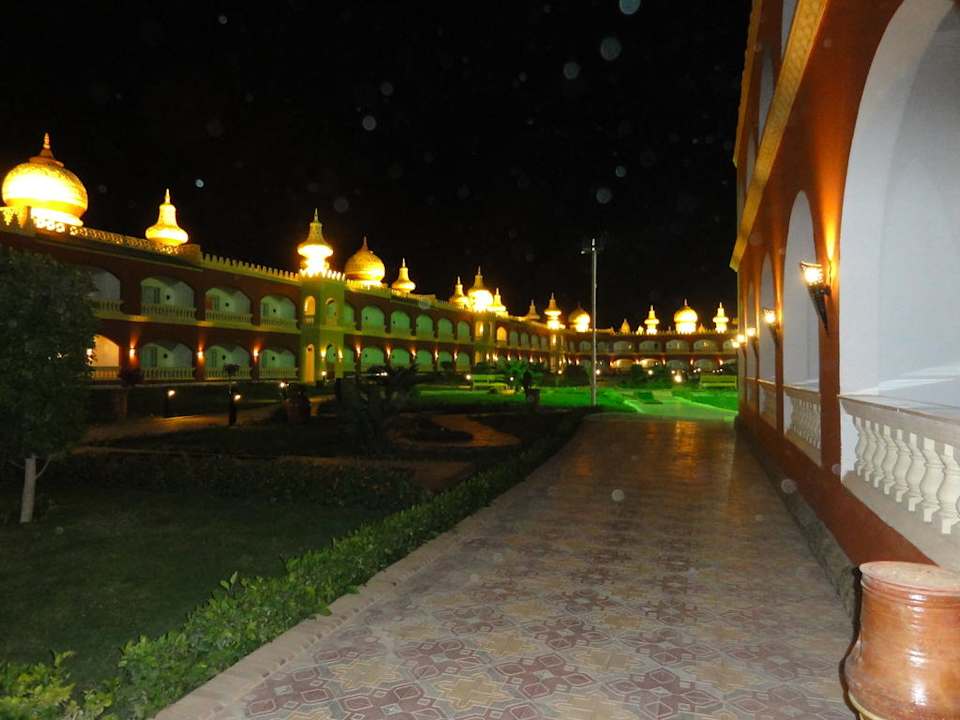 Außenanlage bei Nacht Pickalbatros Alf Leila Wa Leila Resort - Neverland Hurghada