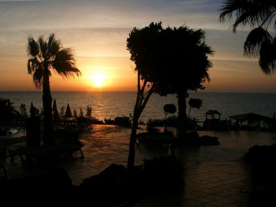 Sonnenaufgang im Pool bereich Hotel H10 Tindaya