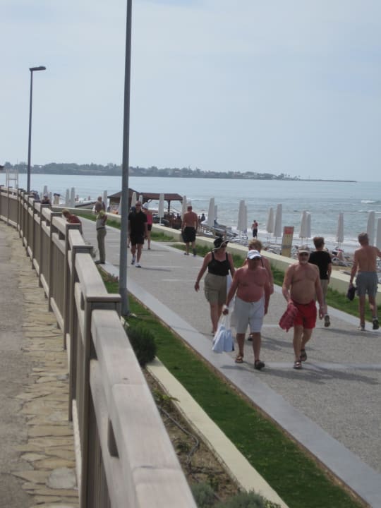 Angrenzende öffentliche Promenade PALOMA Perissia