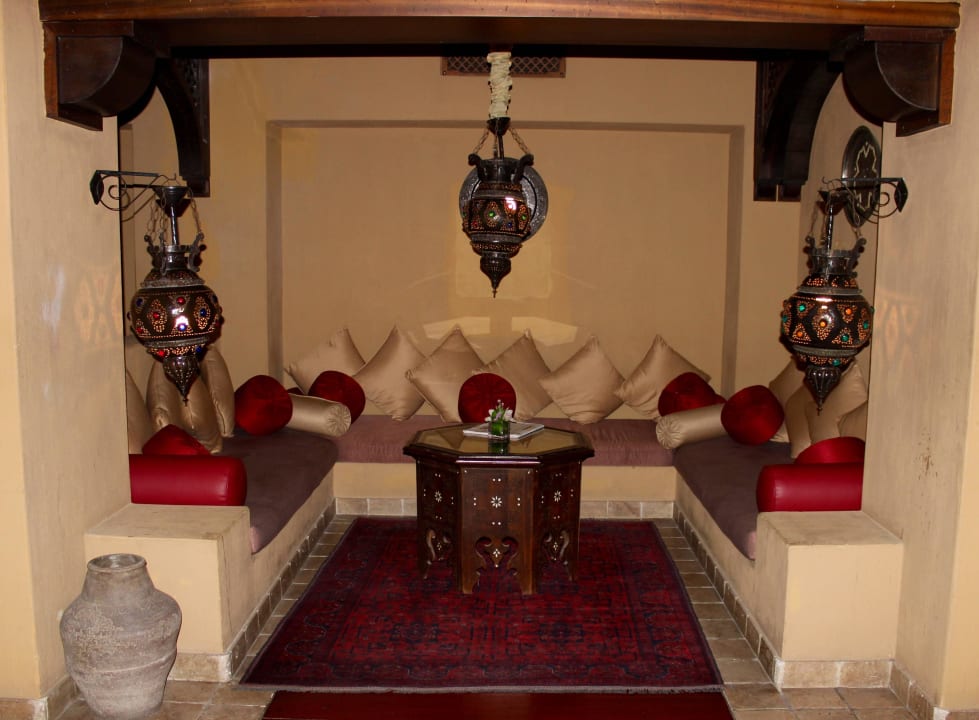 Überall kleine Nischen zum sitzen  Hotel Bab Al Shams Desert Resort & Spa