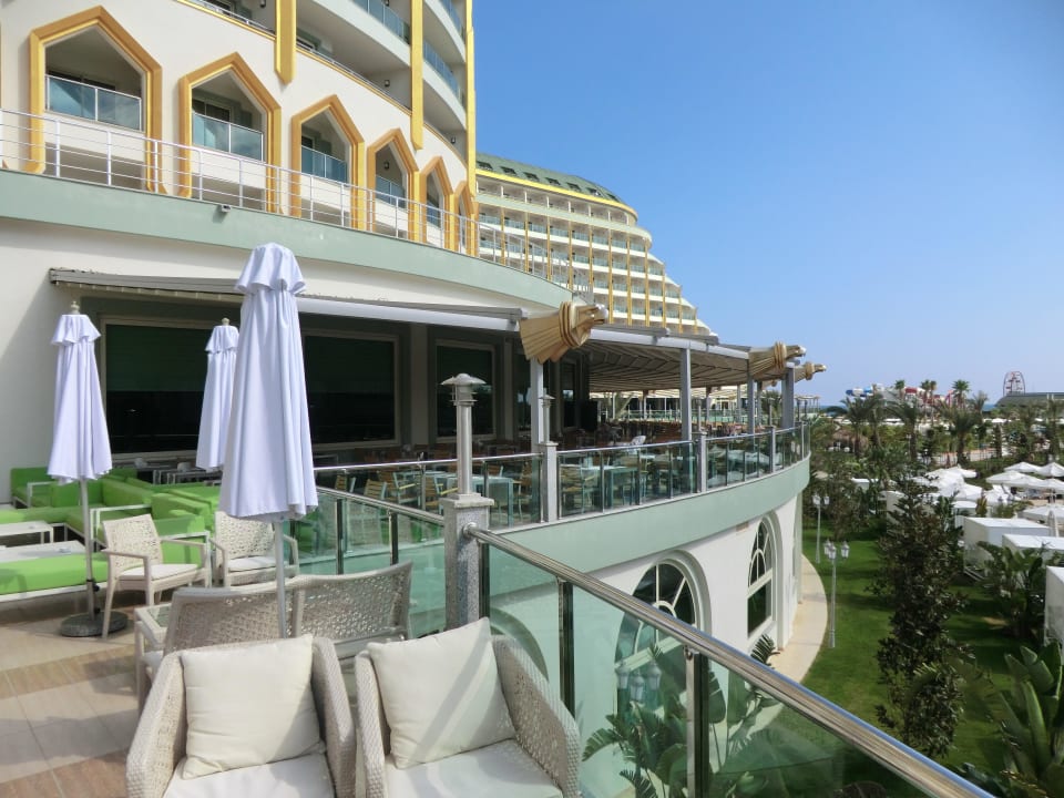 Blick auf die  Aussen-Bar-Bereich hinter der Lobby Hotel Delphin Imperial