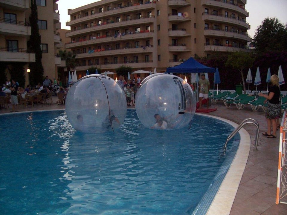 Mit dem Ball über Wasser allsun App.-Hotel Orient Beach