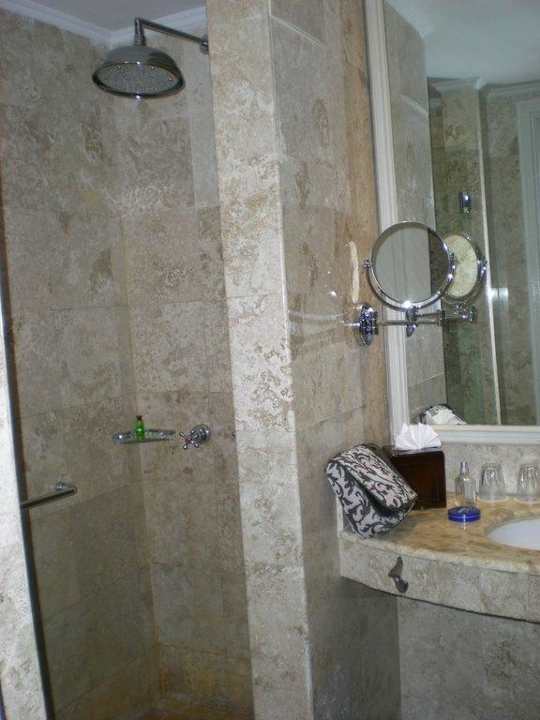 Teil des Badezimmers The Phoenix Hotel Yogyakarta