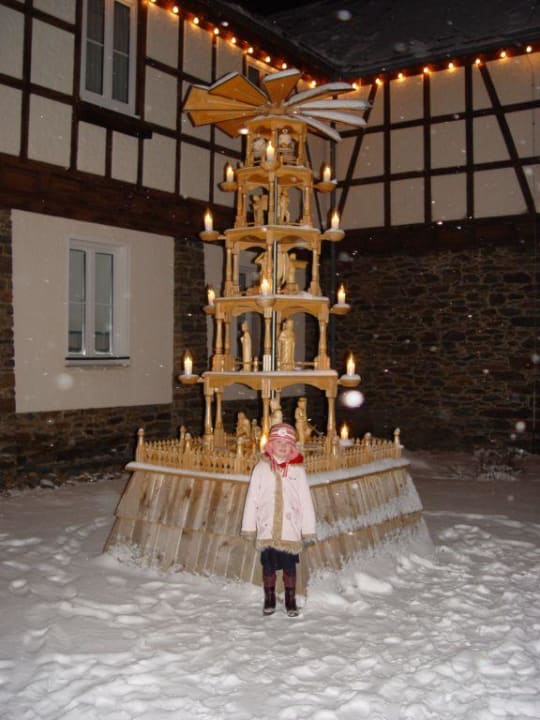 Pyramide vor dem Hotel Sonnenhotel Hoher Hahn